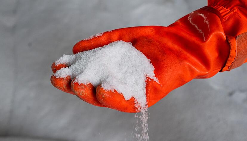 In Berlin ist der Einsatz von Streusalz auf Straßen erlaubt, nicht jedoch auf Gehwegen. In Berlin ist der Einsatz von Streusalz auf Straßen erlaubt, nicht jedoch auf Gehwegen.