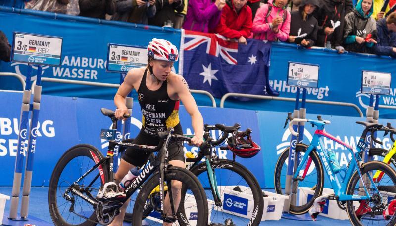 Laura Lindemann beim Wechsel auf das Fahrrad. Sie wurde Vierte. Foto:&nbsp;Christophe Gateau