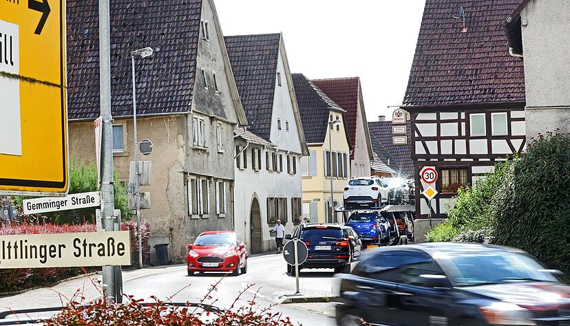 Die Richener Ortsdurchfahrt ist stark frequentiert. 13 .000 Autos passieren hier an Spitzentagen den Ort. Tempo 30 gibt es hier seit 2013. Nun auch in allen anderen Eppinger Ortsteilen. Die Richener Ortsdurchfahrt ist stark frequentiert. 13 .000 Autos passieren hier an Spitzentagen den Ort. Tempo 30 gibt es hier seit 2013. Nun auch in allen anderen Eppinger Ortsteilen.