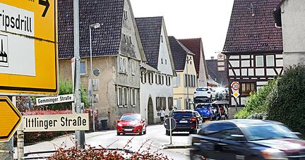 Wer möchte schon an einer Hauptdurchgangsstraße wohnen, in der Schwerlastverkehr die Häuser zum Beben bringt? Diese Situation bremst auch die Sanierungslust Richener Immobilienbesitzer.
Foto: Ralf Seidel