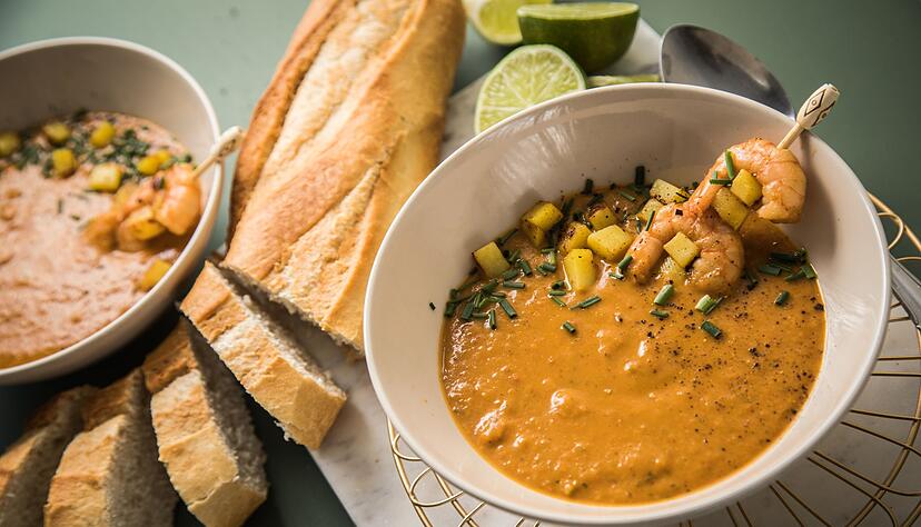 Die exotische Version des Klassikers: Kartoffel-Curry-Suppe mit Garnelen, Chili und Limetten. Die exotische Version des Klassikers: Kartoffel-Curry-Suppe mit Garnelen, Chili und Limetten.