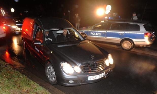 Ein Leichenwagen verl&auml;sst den Unfallort