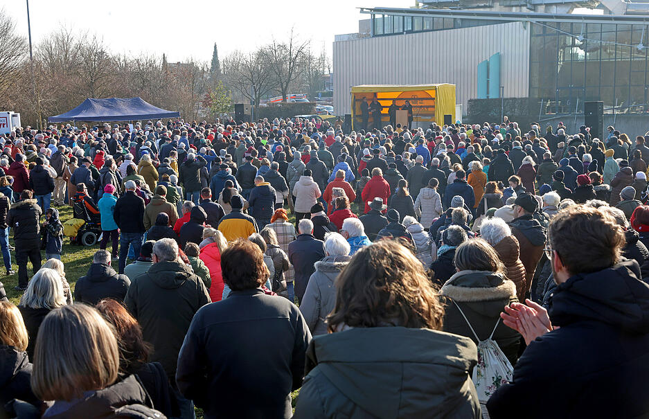 Die Organisatoren der Kundgebung hoffen, durch ihren Protest die Entscheidung der Kassen&auml;rztlichen Vereinigung zu beeinflussen. Sie wollen den politischen Druck erh&ouml;hen und auf die Bedeutung wohnortnaher Gesundheitsversorgung aufmerksam machen.