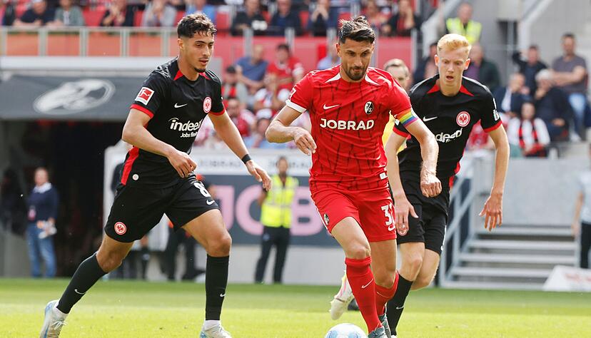 Frankfurts Fares Chaibi und Freiburgs Vincenzo Grifo (Mitte) im Kampf um den Ball. Frankfurts Fares Chaibi und Freiburgs Vincenzo Grifo (Mitte) im Kampf um den Ball.
