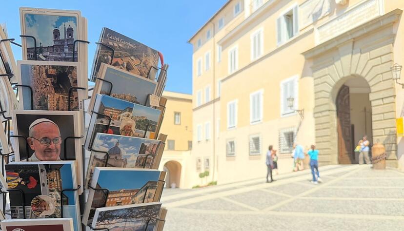Noch fehlen vor dem Papstpalast in Castel Gandolfo die Postkarten mit Leo XIV. Noch fehlen vor dem Papstpalast in Castel Gandolfo die Postkarten mit Leo XIV.