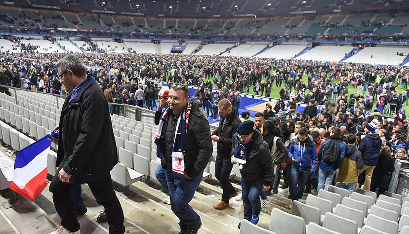 Nach dem Schlusspfiff versammelten sich viele Fans auf dem Rasen des Stadions (Archivbild). Nach dem Schlusspfiff versammelten sich viele Fans auf dem Rasen des Stadions (Archivbild).