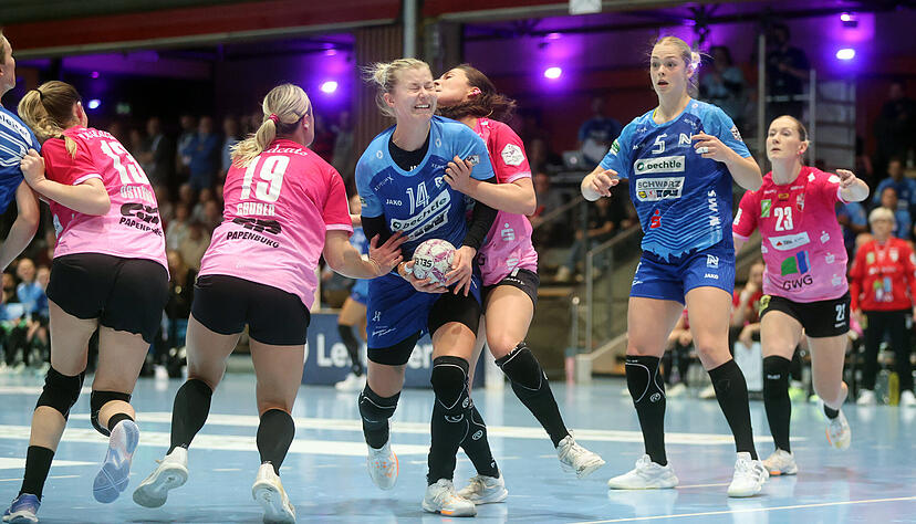 Mehrfach wurden Kamila Kordovsk&aacute; (am Ball) und ihre Mitspielerin Kim Hinkelmann (rechts) am Samstagabend von der Abwehr des SV Union Halle-Neustadt unsanft gestoppt.