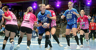 Mehrfach wurden Kamila Kordovsk&aacute; (am Ball) und ihre Mitspielerin Kim Hinkelmann (rechts) am Samstagabend von der Abwehr des SV Union Halle-Neustadt unsanft gestoppt.