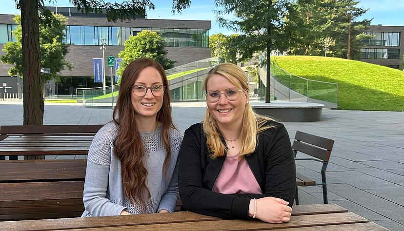Lisa-Maren Korb (links) und Angelina Cornet sind zwei der ersten Absolventinnen des neuen Masterstudiengangs &bdquo;Advanced Practice in Healthcare&ldquo; am DHBW CAS.