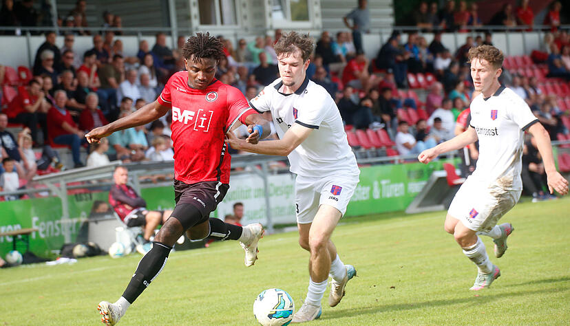 Niklas Dörr (Mitte) und der FSV Hollenbach erwarten in Göppingen einen nur schwer auszurechnenden Gegner.
Foto: Herbert Schmerbeck Niklas Dörr (Mitte) und der FSV Hollenbach erwarten in Göppingen einen nur schwer auszurechnenden Gegner.
Foto: Herbert Schmerbeck