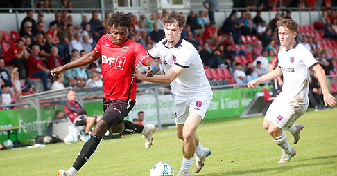 Niklas D&ouml;rr (Mitte) und der FSV Hollenbach erwarten in G&ouml;ppingen einen nur schwer auszurechnenden Gegner.
Foto: Herbert Schmerbeck
