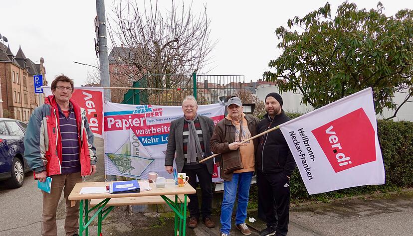 Ein letzter Solidarit&auml;tsgru&szlig; an die Papier-Branche: Streik beim Verpackungswerk MM Schilling, das im Mai geschlossen werden soll.
Foto: Christian Gleichauf