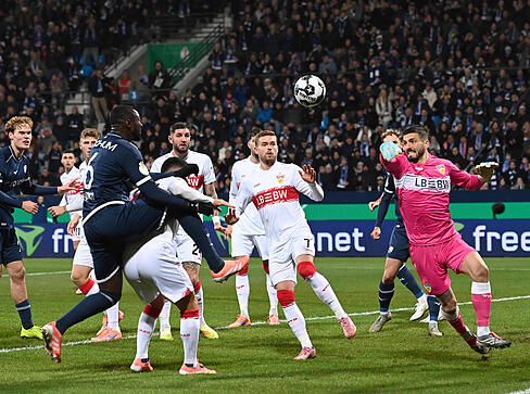 Fabian Bredlow: Gleich zu Beginn nach einer Ecke gefordert und gut reagiert. In der 20. Minute mit einem wilden Ausflug aus dem Tor. Viel zu spät, sehr gefährlich. Wirkte mit Ball am Fuß unsicher und teils ungenau. Note: 4