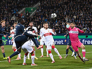 Fabian Bredlow: Gleich zu Beginn nach einer Ecke gefordert und gut reagiert. In der 20. Minute mit einem wilden Ausflug aus dem Tor. Viel zu spät, sehr gefährlich. Wirkte mit Ball am Fuß unsicher und teils ungenau. Note: 4