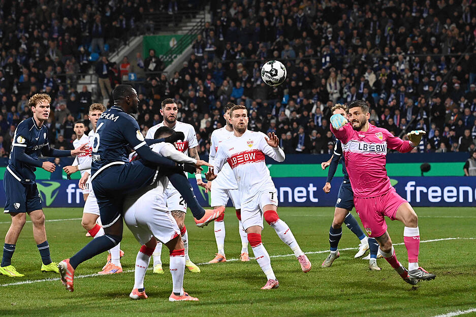 Fabian Bredlow: Gleich zu Beginn nach einer Ecke gefordert und gut reagiert. In der 20. Minute mit einem wilden Ausflug aus dem Tor. Viel zu spät, sehr gefährlich. Wirkte mit Ball am Fuß unsicher und teils ungenau. Note: 4 Fabian Bredlow: Gleich zu Beginn nach einer Ecke gefordert und gut reagiert. In der 20. Minute mit einem wilden Ausflug aus dem Tor. Viel zu spät, sehr gefährlich. Wirkte mit Ball am Fuß unsicher und teils ungenau. Note: 4