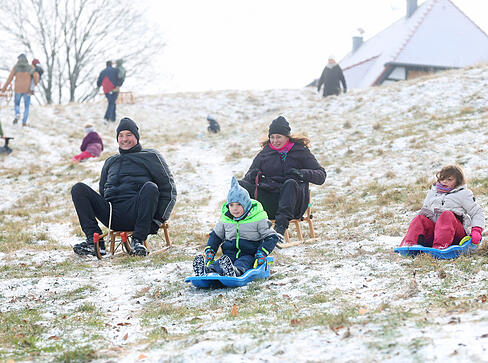 Auch wenn es noch nicht zu einer geschlossenen Schneedecke gereicht hat, herrscht am Dienstag reger Betrieb auf dem Stockberg. Auch wenn es noch nicht zu einer geschlossenen Schneedecke gereicht hat, herrscht am Dienstag reger Betrieb auf dem Stockberg.