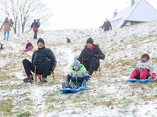 Auch wenn es noch nicht zu einer geschlossenen Schneedecke gereicht hat, herrscht am Dienstag reger Betrieb auf dem Stockberg.