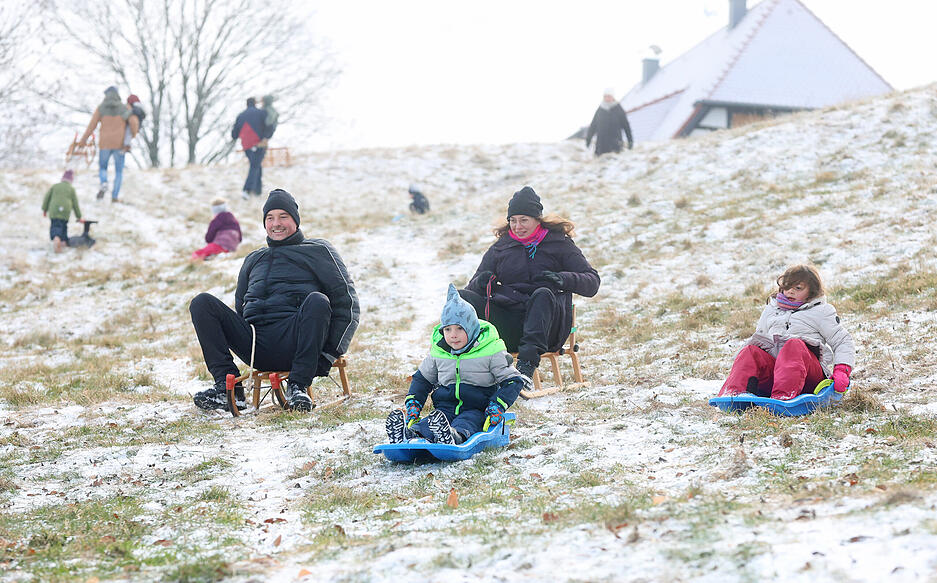 Auch wenn es noch nicht zu einer geschlossenen Schneedecke gereicht hat, herrscht am Dienstag reger Betrieb auf dem Stockberg.