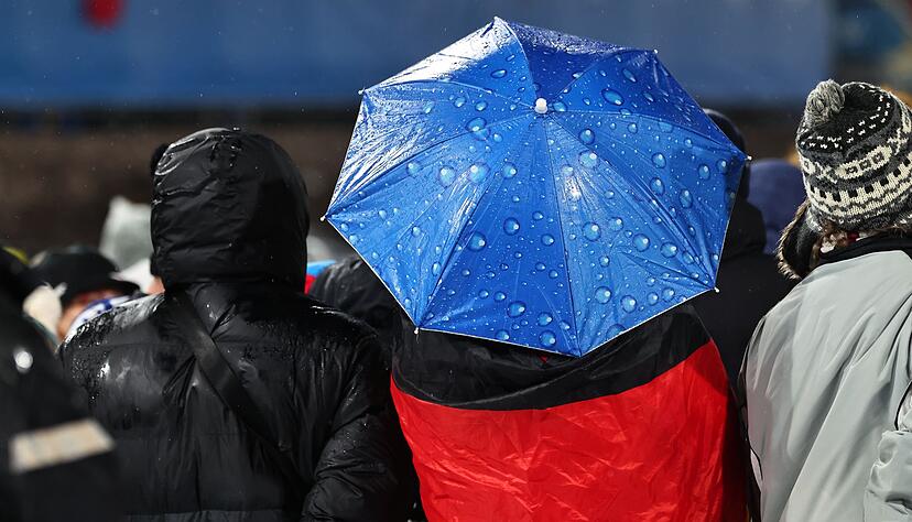 Die Fans lie&szlig;en sich vom miesen Wetter nicht aufhalten.