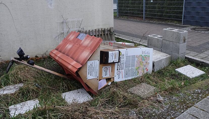 Einer der drei Bücherschränke, die der Bad Rappenauer Bürgerbusverein aufgestellt hat, wurde zerstört. Genauso wie der Spendenbriefkasten.