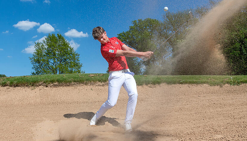 Schlag aus dem Bunker: Im Golfclub Heilbronn-Hohenlohe hat Bennet Brand eine Zweitmitgliedschaft, hier trainiert der 18-Jährige häufig – auch mit Pro Sebastian Kübler. Am 10./11. Mai startet bereits die Bundesliga-Saison.