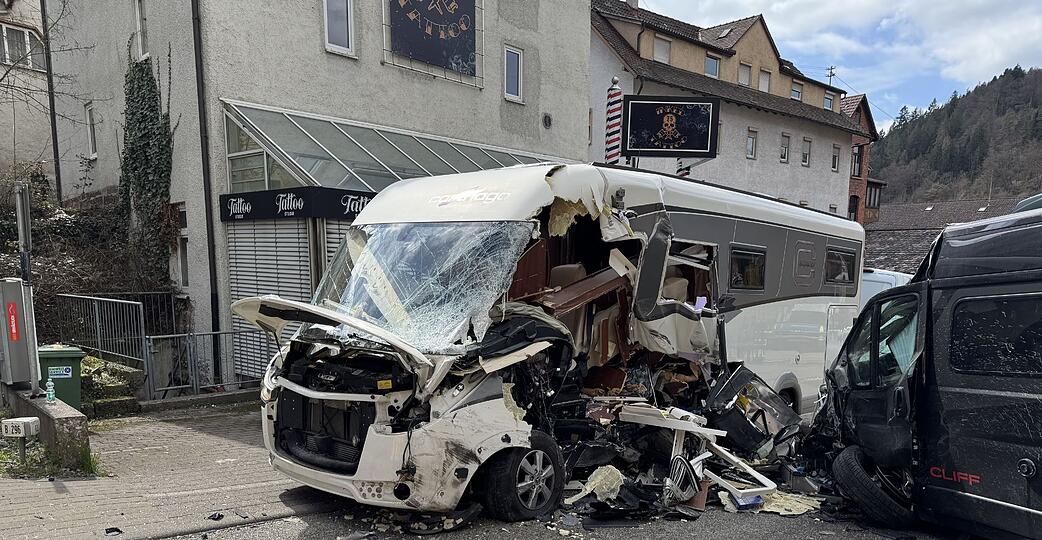Totalschaden nach Crash zwischen Wohnmobil und Camper.