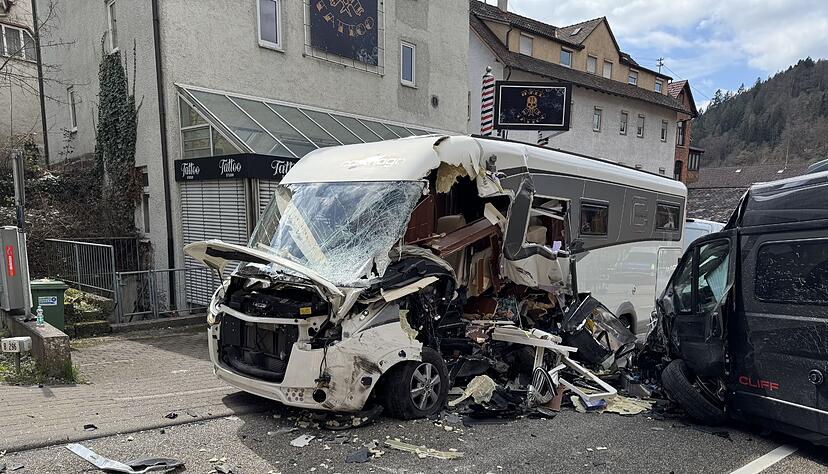 Totalschaden nach Crash zwischen Wohnmobil und Camper.
