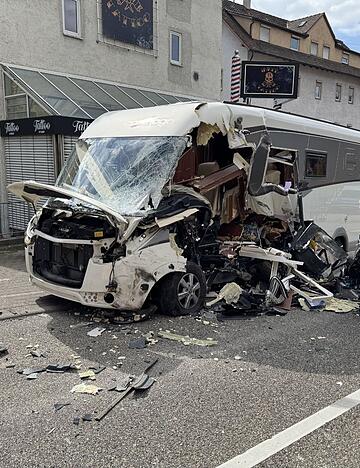 Totalschaden nach Crash zwischen Wohnmobil und Camper.