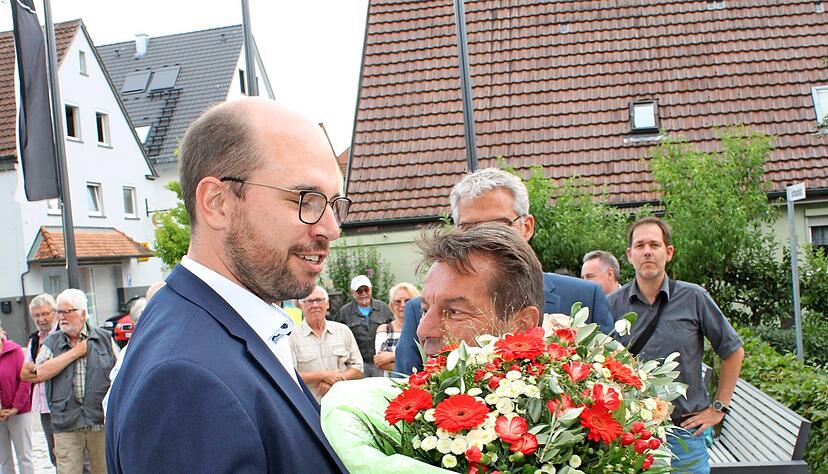 Glückwunsch vom Chef: Christian Tretow (links) leitet das Büro des Abgeordneten Klaus Ranger. Glückwunsch vom Chef: Christian Tretow (links) leitet das Büro des Abgeordneten Klaus Ranger.