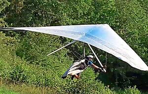 Zweimal im Jahr treffen sich Vereinsmitglieder, um den Startplatz von Brombeeren und Sträuchern zu befreien. Damit einem schönen Flug nichts im Weg steht. Zweimal im Jahr treffen sich Vereinsmitglieder, um den Startplatz von Brombeeren und Sträuchern zu befreien. Damit einem schönen Flug nichts im Weg steht.