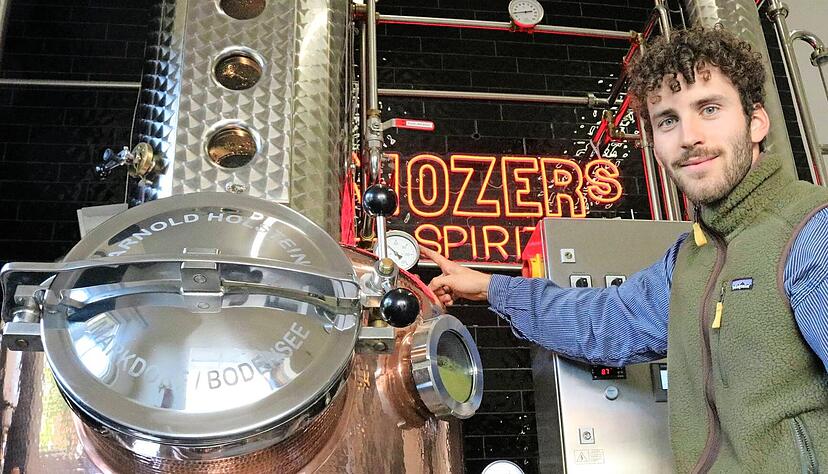 Blitzende Oberflächen, glänzendes Design: Constantin Mozer zeigt seine topmoderne Brennerei. Zu sehen ist die Brennblase, darin werden gerade 350 Liter Maische aus Williams-Christ-Birnen erwärmt. Blitzende Oberflächen, glänzendes Design: Constantin Mozer zeigt seine topmoderne Brennerei. Zu sehen ist die Brennblase, darin werden gerade 350 Liter Maische aus Williams-Christ-Birnen erwärmt.