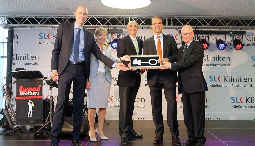 Rainer Münch, kaufmännischer Geschäftsführer Klinikum am Plattenwald, Claudia Pfefferle, Direktorin für Unternehmensentwicklung und Pflegemanagement, Professor Dr. Thomas Dengler, ärztlicher Direktor Klinikum am Plattenwald, Dr. Thomas Jendges, SLK-Geschäftsführer, und Peter Bonfert, Architekt HWP Planungsgesellschaft. Rainer Münch, kaufmännischer Geschäftsführer Klinikum am Plattenwald, Claudia Pfefferle, Direktorin für Unternehmensentwicklung und Pflegemanagement, Professor Dr. Thomas Dengler, ärztlicher Direktor Klinikum am Plattenwald, Dr. Thomas Jendges, SLK-Geschäftsführer, und Peter Bonfert, Architekt HWP Planungsgesellschaft.