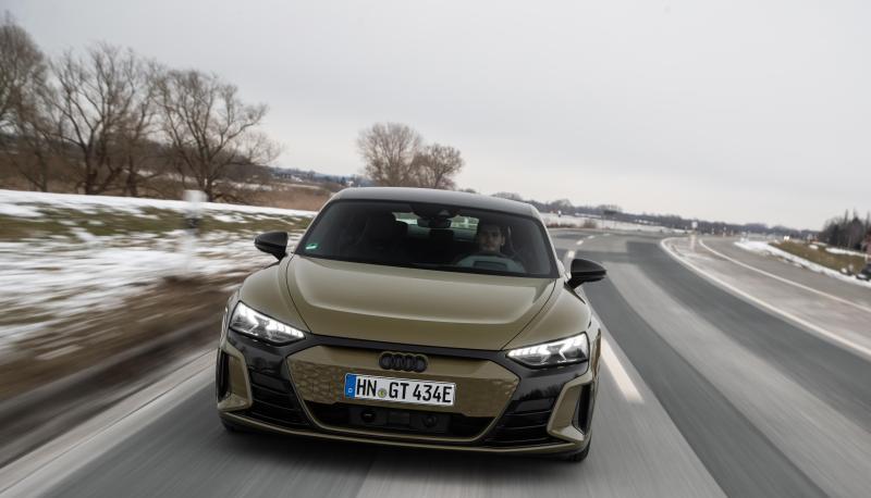 Der Audi E-Tron GT sieht nicht nur aus wie ein klassischer Sportwagen. Mit bis zu 530 PS kann er auch sportliche Leistungen vollbringen. Der Audi E-Tron GT sieht nicht nur aus wie ein klassischer Sportwagen. Mit bis zu 530 PS kann er auch sportliche Leistungen vollbringen.