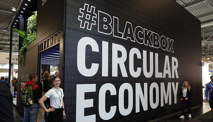 Am Stand von PreZero: Von au&szlig;en ein schwarzer Block mit dem Hashtag "Blackbox Circular Economy", innen die Aufl&ouml;sung: Green Future. Julia Bechtel hat das Konzept mit erarbeitet.