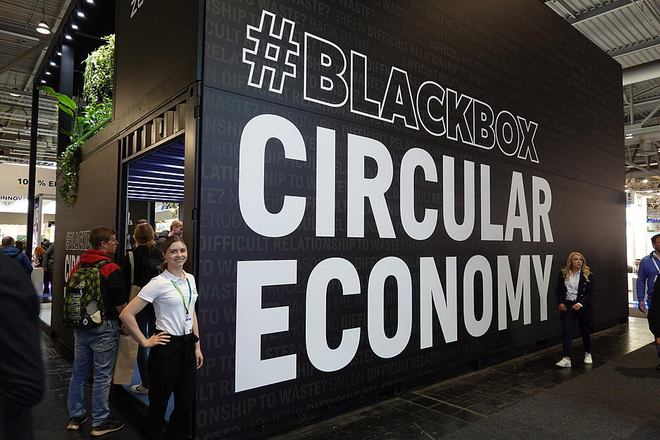 Am Stand von PreZero: Von au&szlig;en ein schwarzer Block mit dem Hashtag "Blackbox Circular Economy", innen die Aufl&ouml;sung: Green Future. Julia Bechtel hat das Konzept mit erarbeitet.