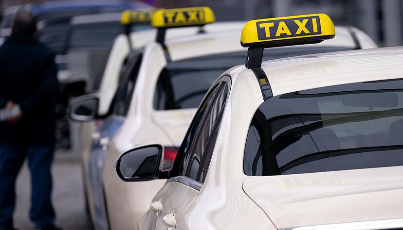 Die beiden Taxifahrer werden leicht verletzt. (Symbolbild)