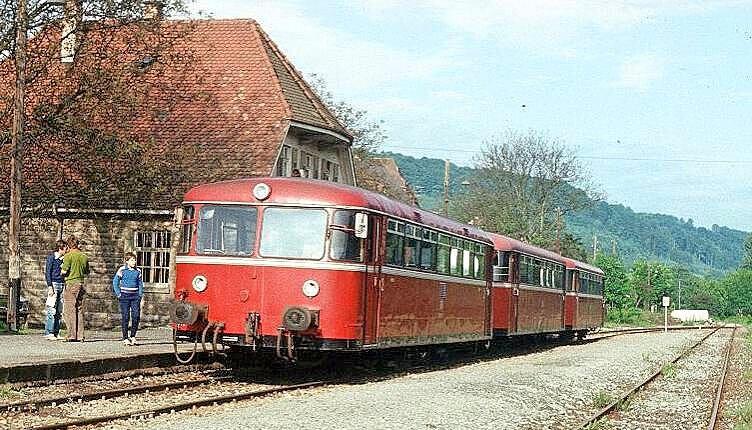 Der letzte Zug rollt in Forchtenberg ein, bevor der Personenverkehr auf der Kochertalbahn am 30. Mai 1981 stillgelegt wird.