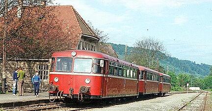 Der letzte Zug rollt in Forchtenberg ein, bevor der Personenverkehr auf der Kochertalbahn am 30. Mai 1981 stillgelegt wird. Der letzte Zug rollt in Forchtenberg ein, bevor der Personenverkehr auf der Kochertalbahn am 30. Mai 1981 stillgelegt wird.
