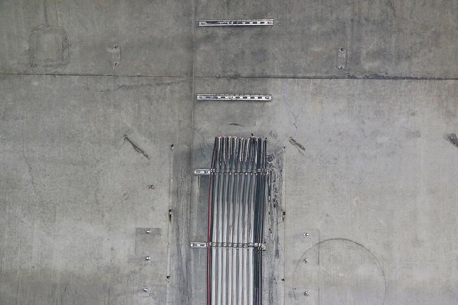 Leitungen f&uuml;r Strom und Funk, die Beleuchtung sowie Schilder waren verschmort, Teile der Betondecke eingerissen.