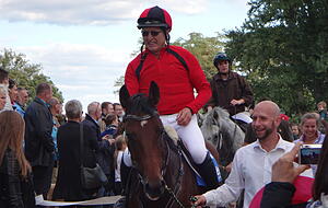 Kurt Weippert mit seinem Trakehner-Wallach Kestrel auf der Rennbahn in Mannheim-Seckenheim. Foto: Ursula Weippert Kurt Weippert mit seinem Trakehner-Wallach Kestrel auf der Rennbahn in Mannheim-Seckenheim. Foto: Ursula Weippert