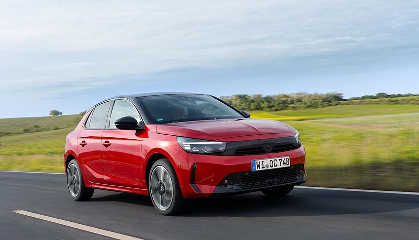 Neue Mild-Hybride von Opel: Den Anfang macht der Corsa und auch den Grandland gibt es mit elektrischer Unterst&uuml;tzung.