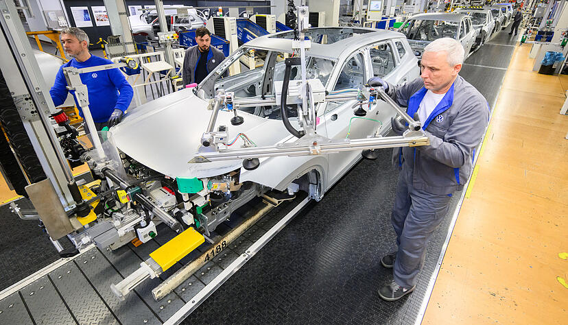Egal ob am Band oder Büro: Bei Europas größtem Autobauer Volkswagen werden gute Gehälter bezahlt.