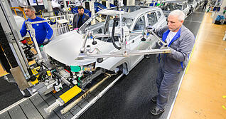 Egal ob am Band oder Büro: Bei Europas größtem Autobauer Volkswagen werden gute Gehälter bezahlt.