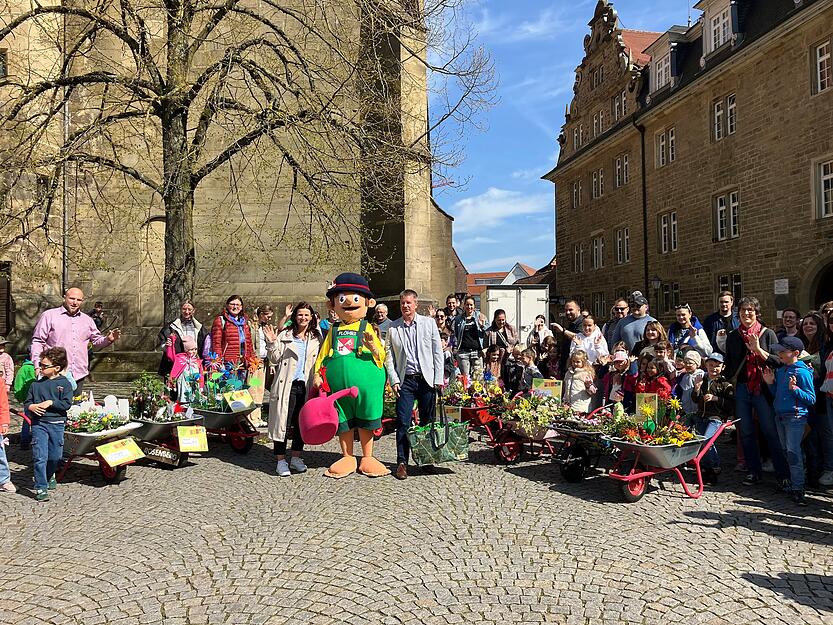 10. April 2025:  Er&ouml;ffnung der &Ouml;hringer Woche auf dem Marktplatz mit Aktion der Kinderg&auml;rten zu "Limes bl&uuml;ht auf".