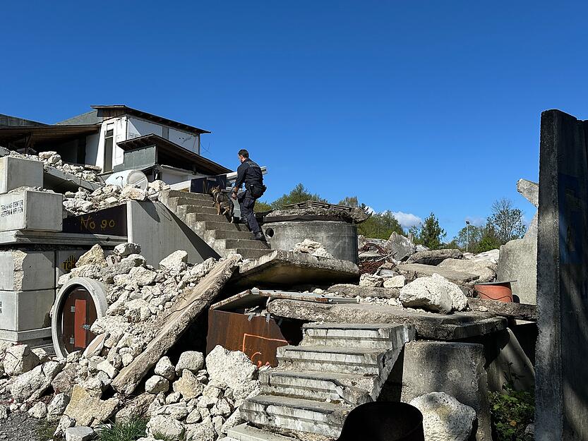 Deutscher Sch&auml;ferhund Basko in der Polizeiausbildung: Hundef&uuml;hrer Christopher Schirmer unterst&uuml;tzt seinen 17 Wochen alten Welpen bei der &Uuml;berwindung von Hindernissen.