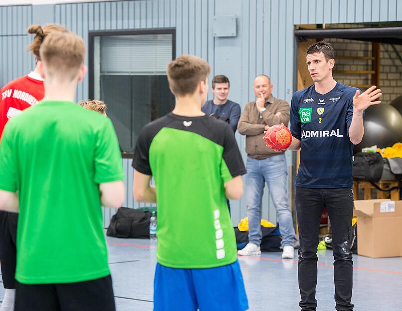 Ganz locker ging Andy Schmid mit den Jugendlichen um.