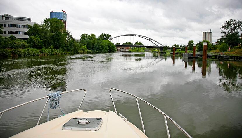 Auf der Durchfahrt: Am Neckar gebe es kaum Möglichkeiten, ein Boot festzumachen, klagen Mitglieder des Wassersportvereins Osthafen.   
Foto: Jan Söfjer