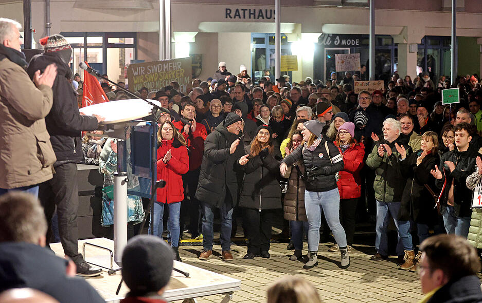 Rund 1000 Teilnehmer bei Demonstration gegen Rechts in Neckarsulm Rund 1000 Teilnehmer bei Demonstration gegen Rechts in Neckarsulm