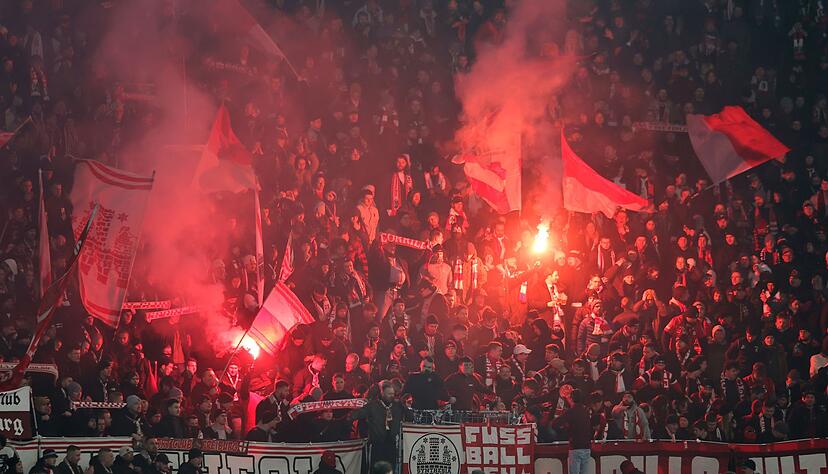 Freiburgs Fans feiern mit ihren Spielern den Einzug ins Halbfinale des DFB-Pokals.