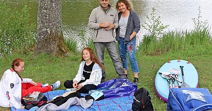 Eigentlich wollten sie die Wassersportsaison 2021 eröffnen. Doch noch ist es dafür ganz schön frisch: Alexandra und Ivano Morgillo aus Wüstenrot mit ihren Töchtern Jessica und Jennifer (li.).
Fotos: Bettina Hachenberg Eigentlich wollten sie die Wassersportsaison 2021 eröffnen. Doch noch ist es dafür ganz schön frisch: Alexandra und Ivano Morgillo aus Wüstenrot mit ihren Töchtern Jessica und Jennifer (li.).
Fotos: Bettina Hachenberg